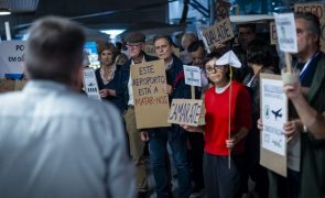 Três dezenas de moradores protestam no Aeroporto de Lisboa reclamando o direito ao descanso