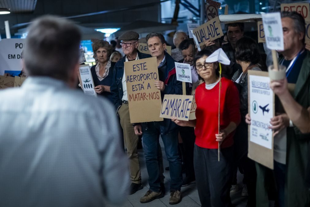 Três dezenas de moradores protestam no Aeroporto de Lisboa reclamando o direito ao descanso