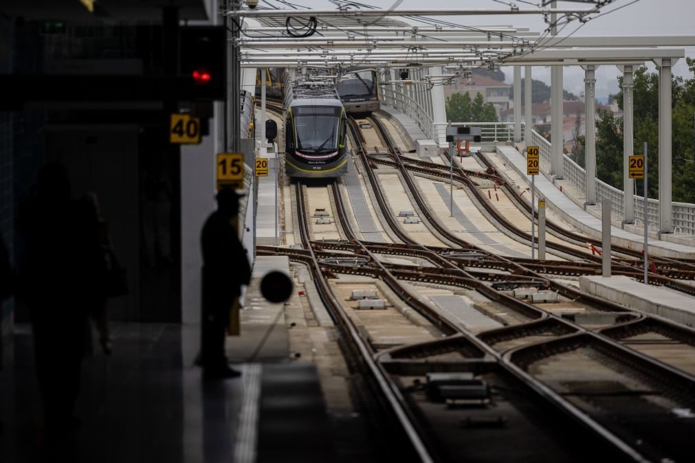 Metro do Porto chegou a Vila d'Este há 4 meses mas sinalética continua desatualizada