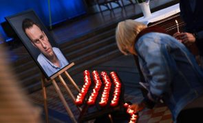 Opositores russos constroem memorial de homenagem a Navalny em Lisboa