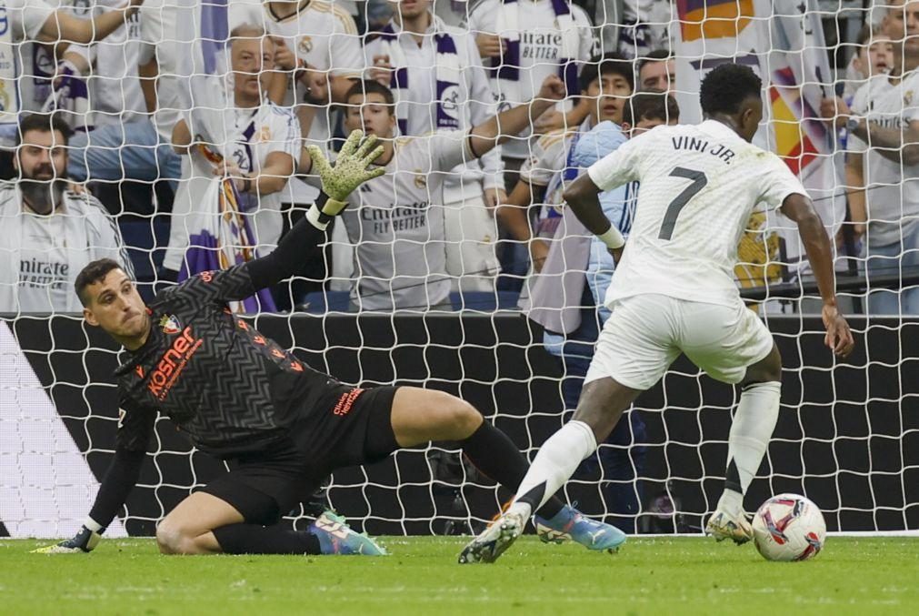 Real Madrid vence Osasuna com goleada e 'hat-trick' de Vinicius Júnior