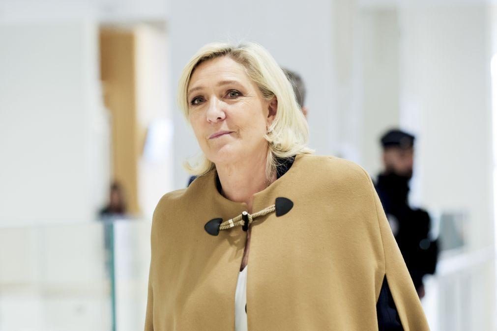 Tribunal de Paris pede cinco anos de prisão e inelegibilidade para Marine Le Pen