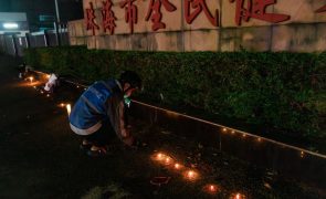 Veículo atropela várias pessoas em frente a escola primária na China