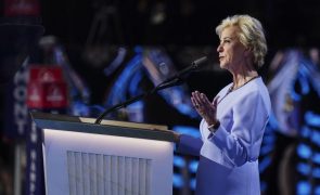 Trump nomeia magnata do wrestling Linda McMahon como secretária da educação