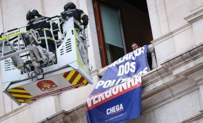 Chega retira alguns pendões da fachada do parlamento após chegada dos bombeiros