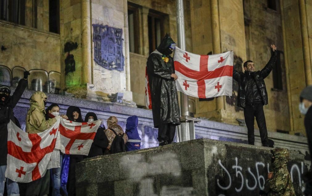 Cinco manifestantes detidos e 20 polícias feridos em protestos na Geórgia