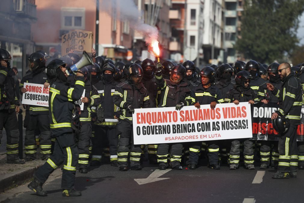 Centenas de bombeiros protestam em Lisboa contra 