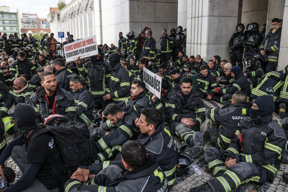 Governo suspende reunião com sapadores perante manifestação 