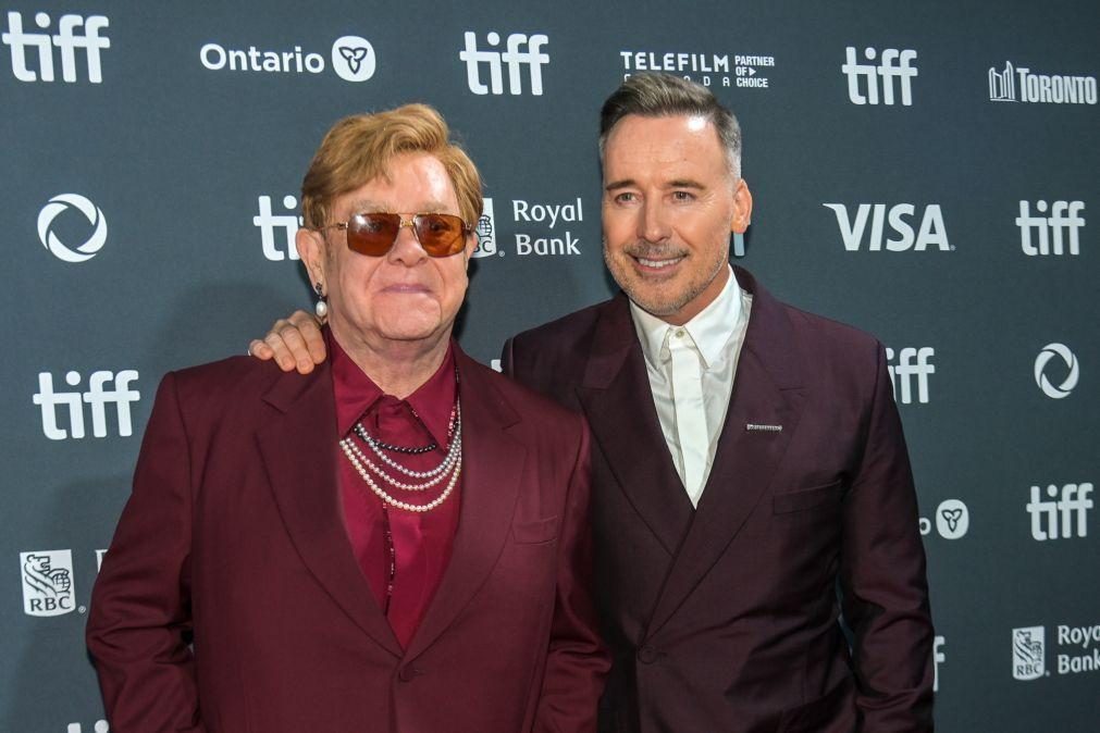 Novo filme mostra detalhes íntimos do início da carreira de Elton John