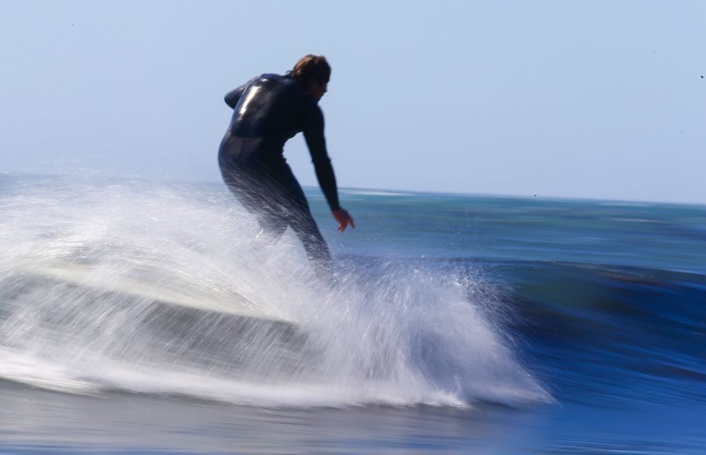 Diogo Gonçalves e João Dantas avançam nas repescagens do Mundial de longboard