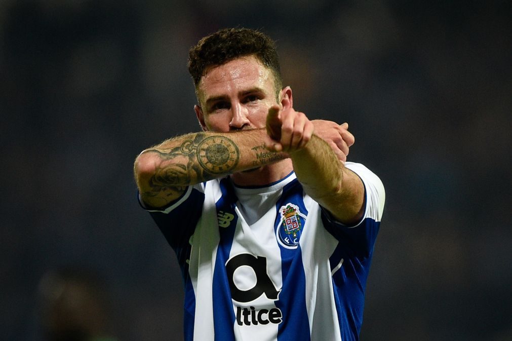 Sevilha oficializa empréstimo do portista Miguel Layún