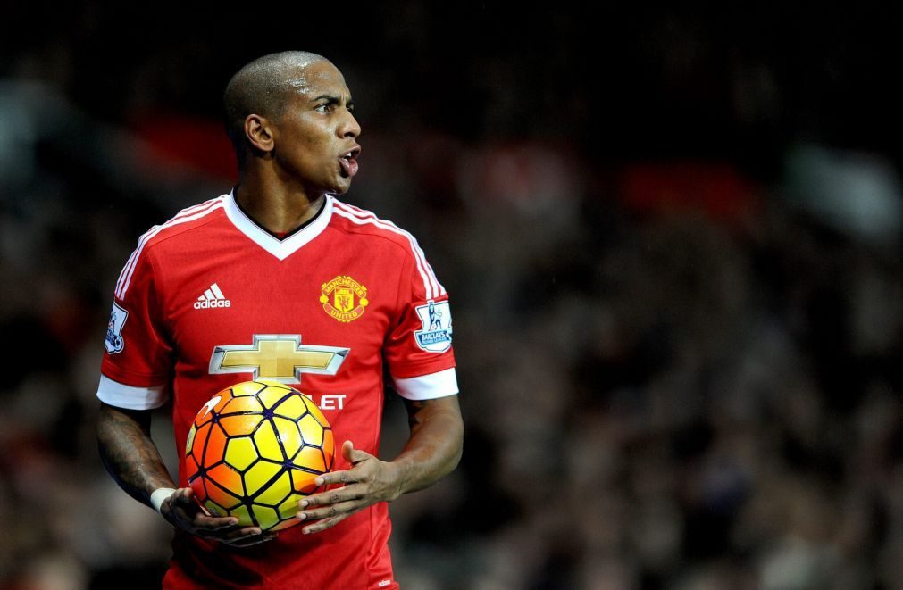 Manchester United renova com Ashley Young até 2019