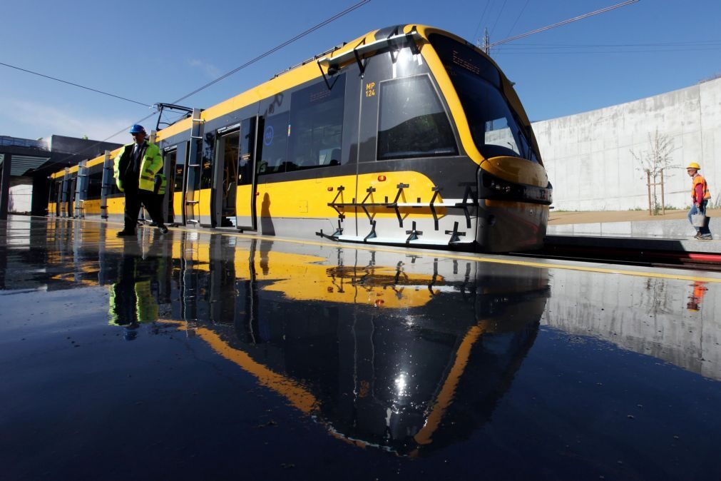 Metro abalroa viatura ligeira em Gondomar