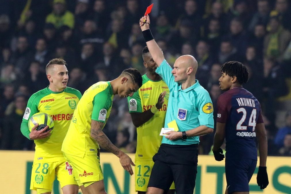 VÍDEO: Mesmo depois dos pontapés e castigado, Tony Chapron eleito o melhor árbitro de França