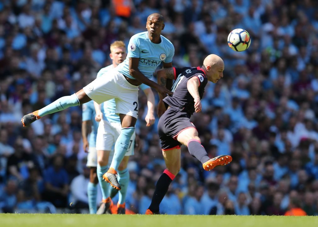 Manchester City celebra título em casa no empate com o Huddersfield