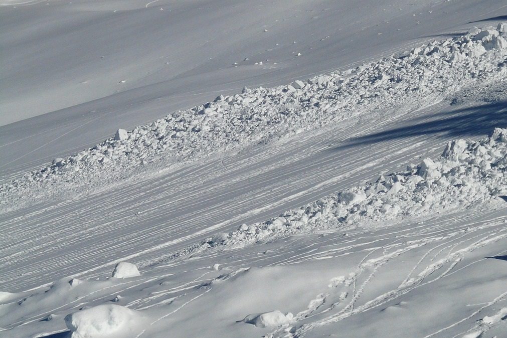 Avalanche abalroa grupo de nove pessoas e faz quatro mortos