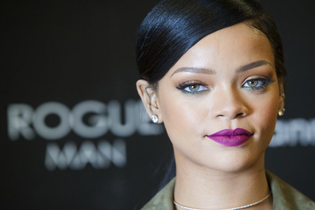 Rihanna aparece com vestido ousado que evidencia o decote