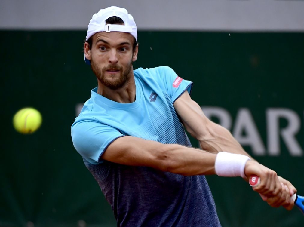 João Sousa eliminado na terceira ronda de pares de Roland Garros