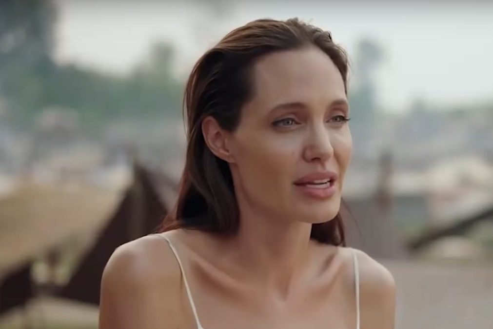 Sem soutien, Angelina Jolie reúne com arcebispo