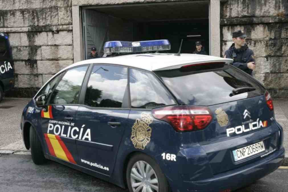 20 pessoas, alguns bebés, viviam num restaurante em espaços de metro e meio, separadas por papelão