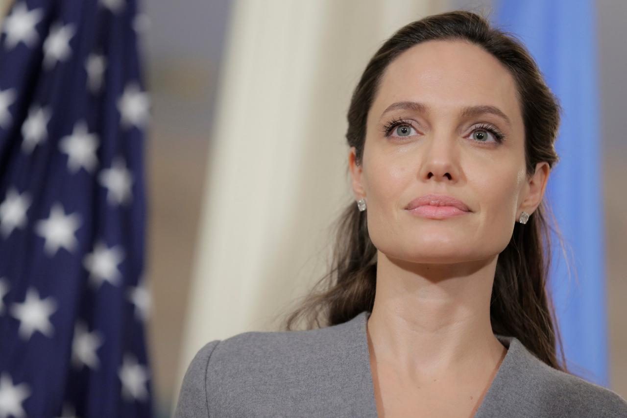 Angelina Jolie obrigada a refugiar-se após alerta de ataque aéreo na Ucrânia [vídeo]