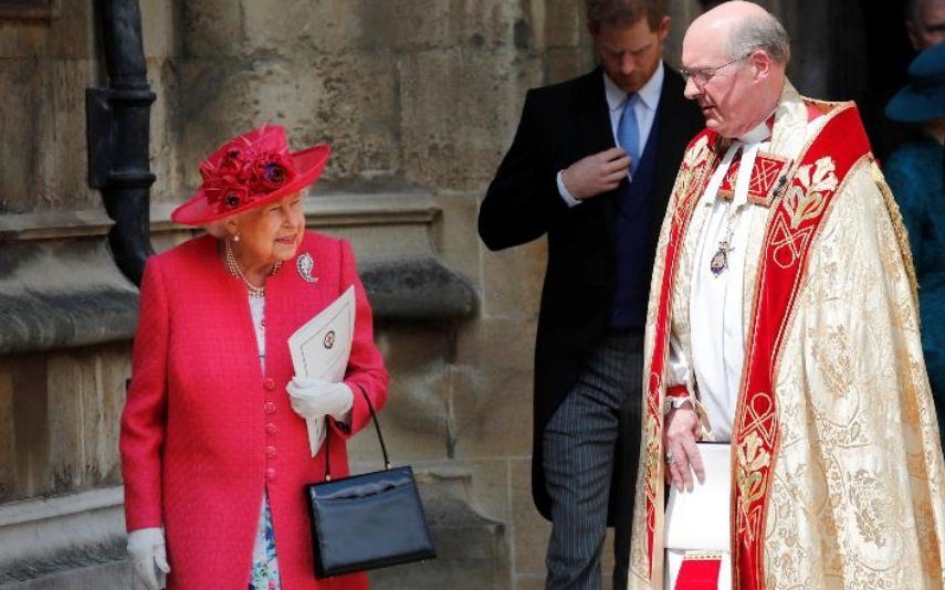 Rainha Isabel II De luto, chora a morte de pessoa querida