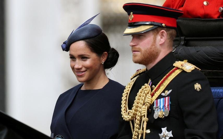 Um mês após ser mãe, Meghan Markle reaparece em público [fotos]