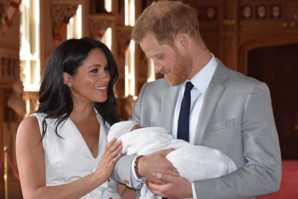 Meghan e Harry surpreendidos com falsa fotografia de rosto do filho