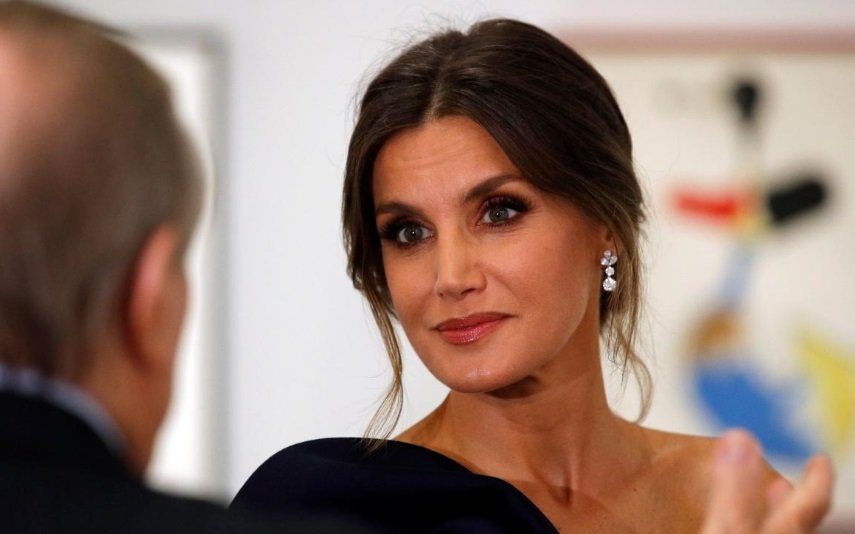 Letizia De Espanha A rainha das pechinchas arrasa com vestido de 20 euros