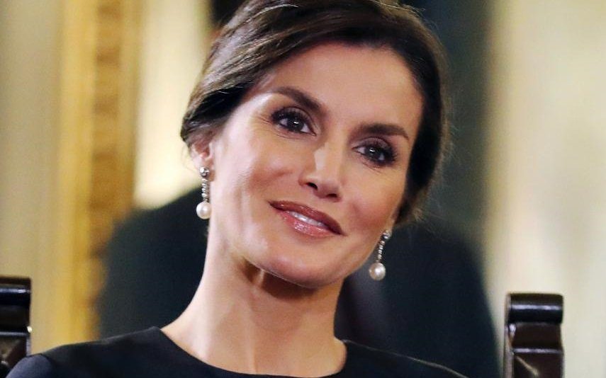 Letizia Rompe com os padrões e arrasa com vestido «oversize»