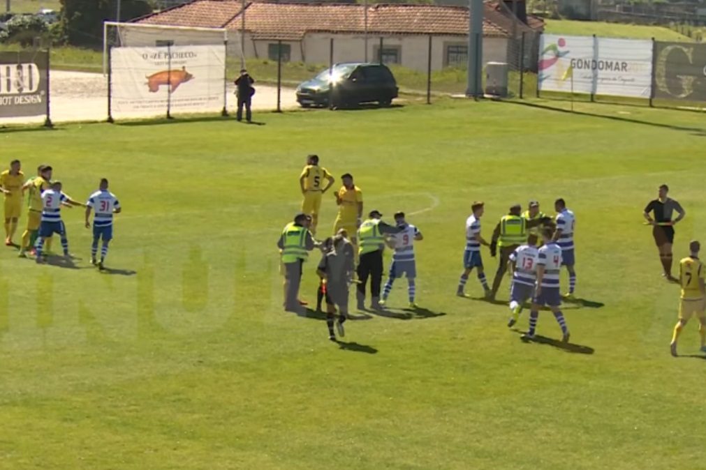 Jogador da equipa do Canelas agride brutalmente o árbitro