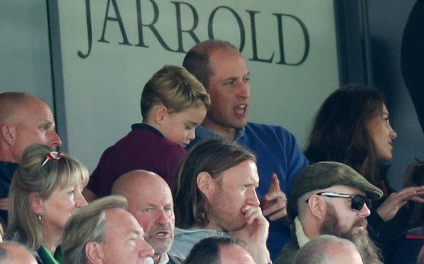 Príncipe George Protagoniza momentos de euforia em primeira ida a estádio de futebol