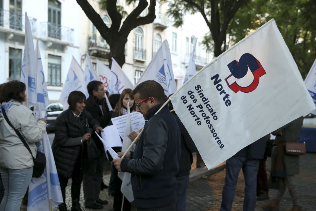 Largas centenas de professores concentrados em frente ao Ministério da Educação