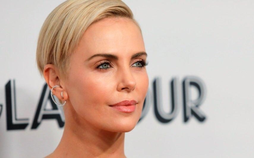 Charlize Theron recorda momento em que a mãe matou o pai: «Acabou com a ameaça»