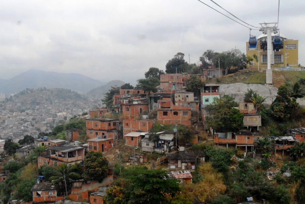 Polícia do Rio de Janeiro instala torre blindada em favela após cinco dias de tiroteios