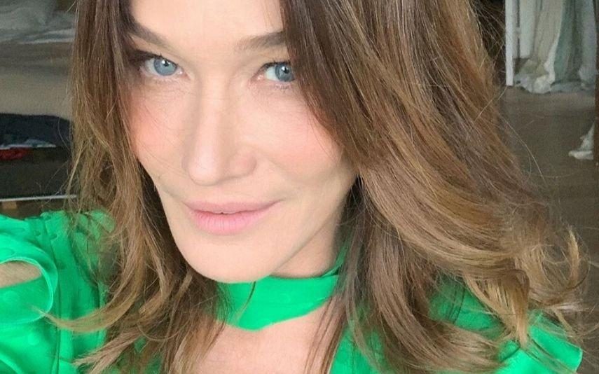 Carla Bruni arrasada Goza com coronavírus em vídeo polémico: finge tossir e dá beijos