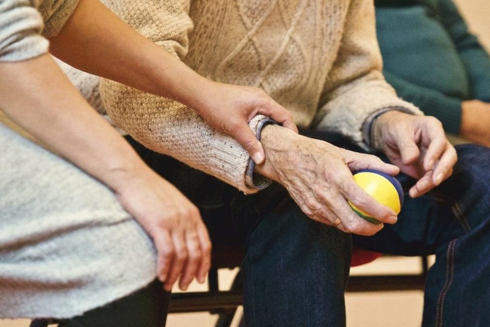 Covid-19: Setenta lares de idosos em Portugal com casos de infeção