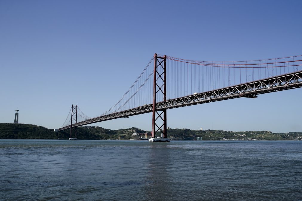 Trânsito condicionado na Ponte 25 abril devido a acidente 