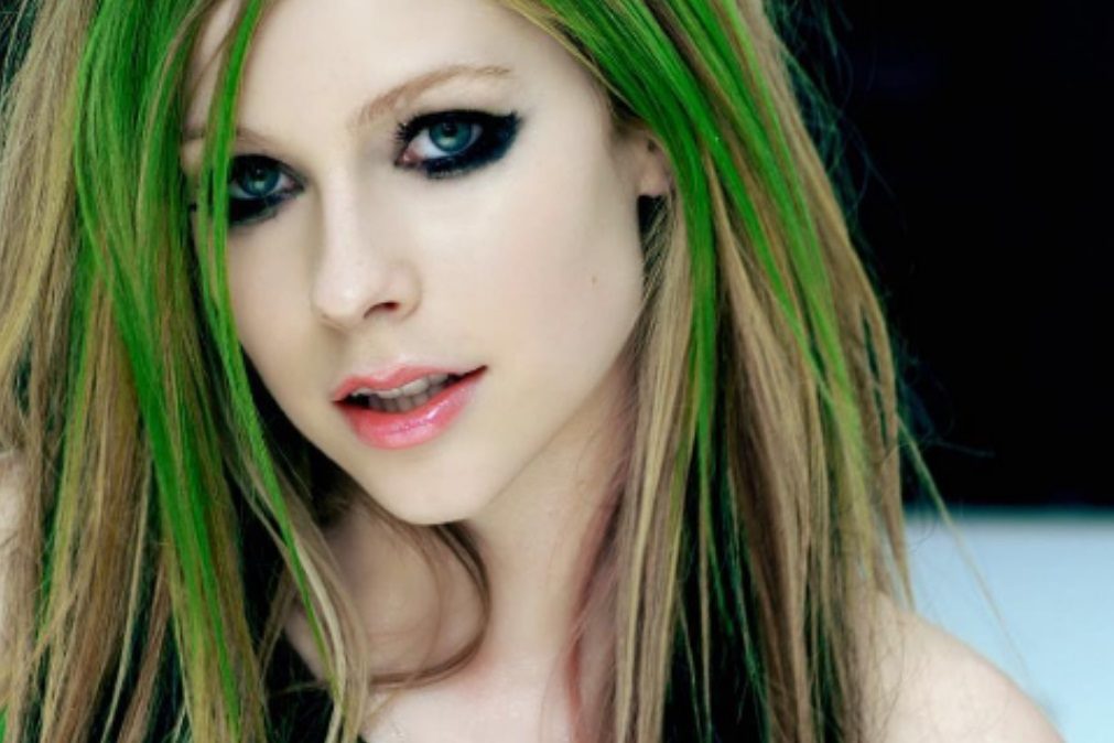 Afastamento de Avril Lavigne leva os fãs a acreditar que morreu