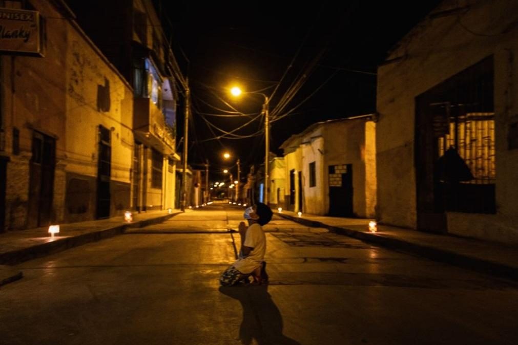 Menino de 6 anos a rezar ajoelhado em rua deserta comove o mundo