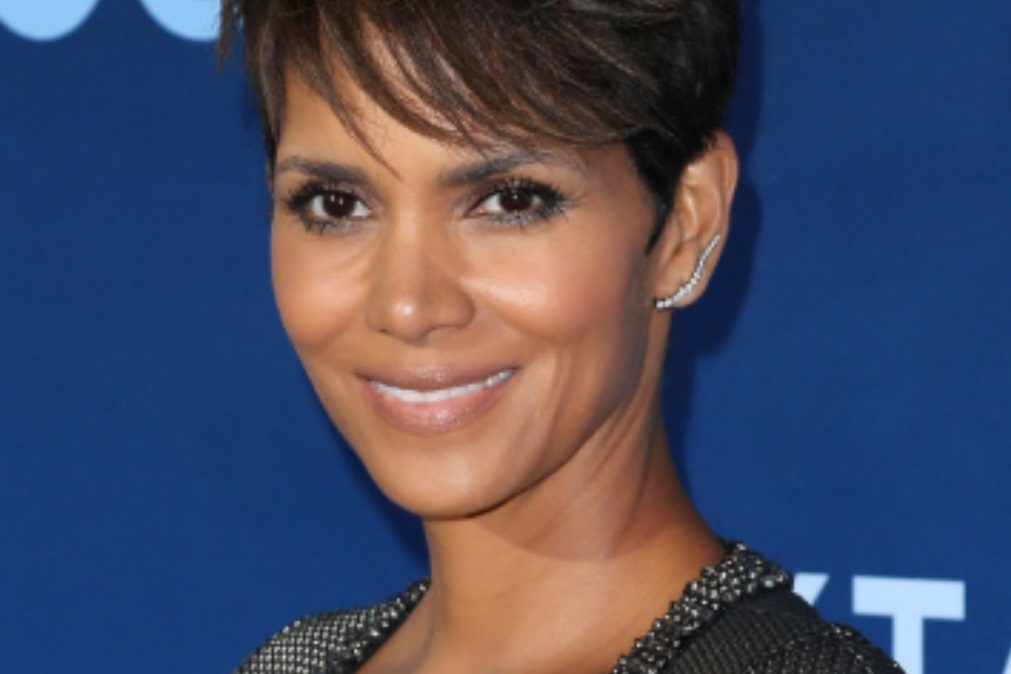 Escaldante – Aos 50 anos, Halle Berry mostra foto completamente nua!