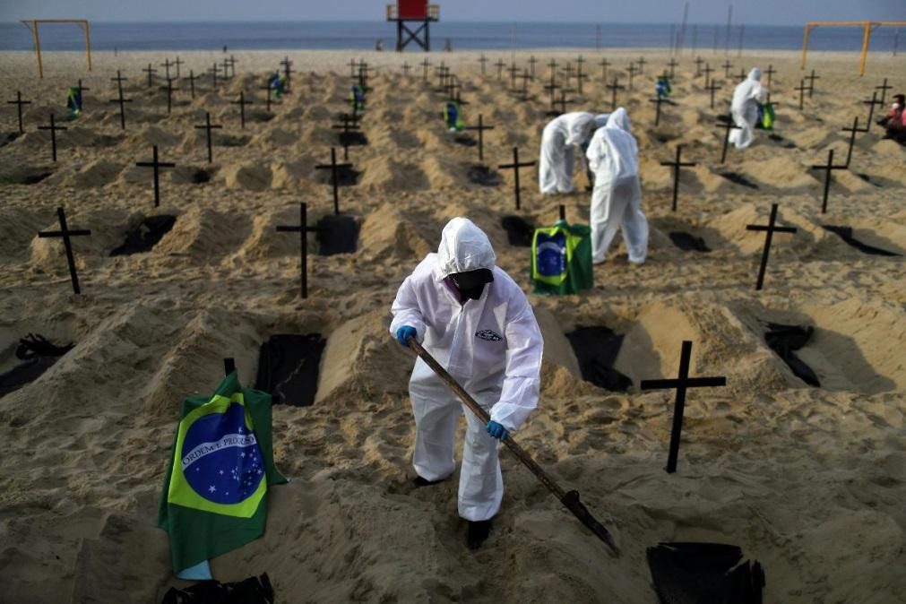 Covid-19: Praia de Copacabana enche-se de campas em homenagem às vítimas