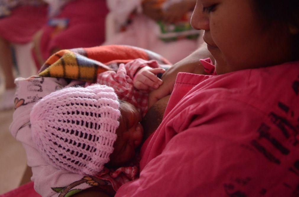 Mães devem amamentar bebés mesmo com suspeitas de covid-19