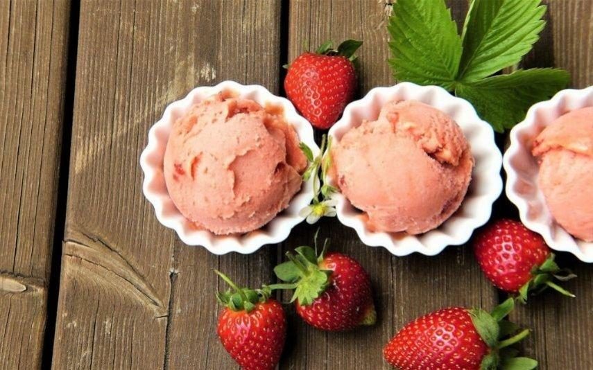 Gelado de Morango saudável Só precisa de 3 ingredientes e leva 1 minuto a fazer!