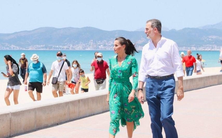 Letizia A rainha das tendências faz furor com vestido floral reciclado