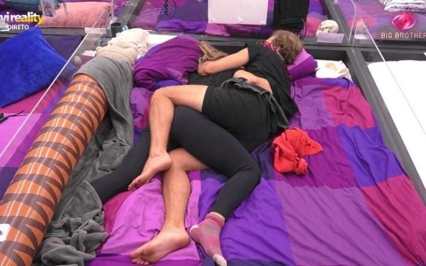 Big Brother Diogo e Ana Catharina trocam carícias na cama e levam fãs à loucura