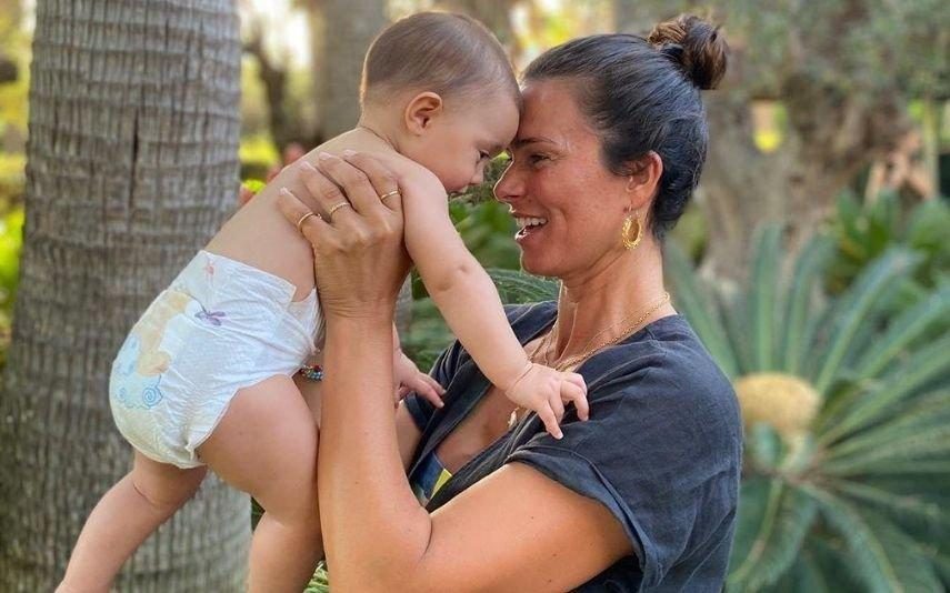 A reação da filha de Cláudia Vieira ao ver a mãe na televisão