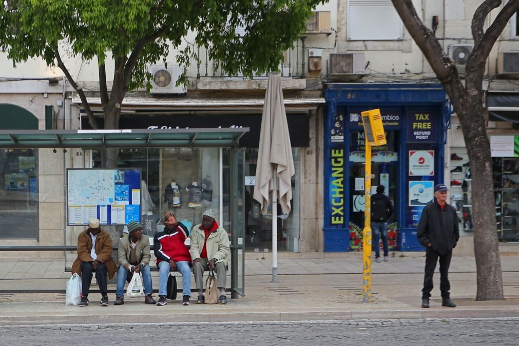 Covid-19: Ajuntamentos passam a estar limitados a 10 pessoas em Portugal Continental