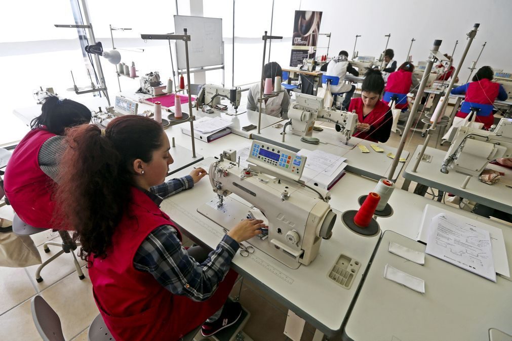 Número de trabalhadores com salário mínimo sobe para 730 mil e atinge 23% do total