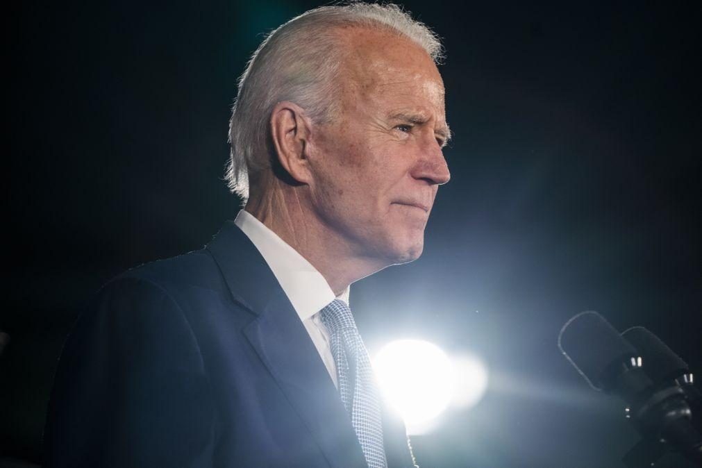 Covid-19: Biden insiste no uso de máscara e alerta para 